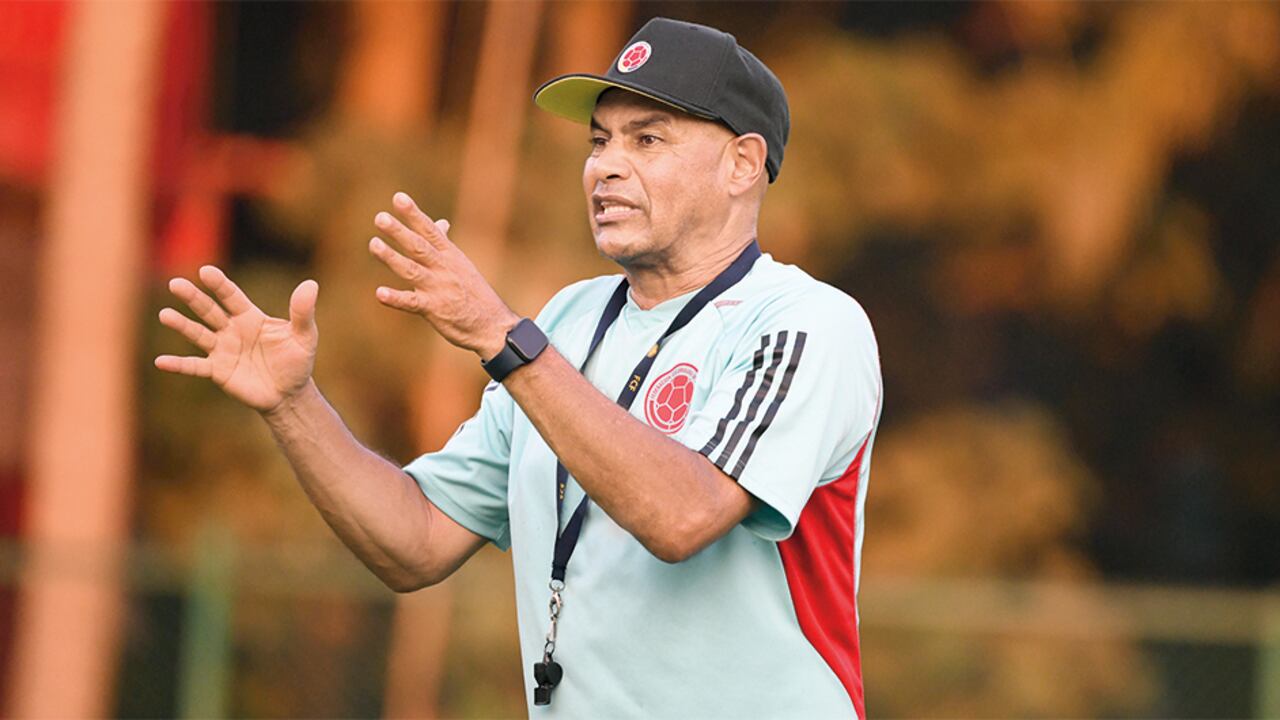 Carlos Paniagua se convirtió en el primer técnico en llevar a una final a la selección femenina.