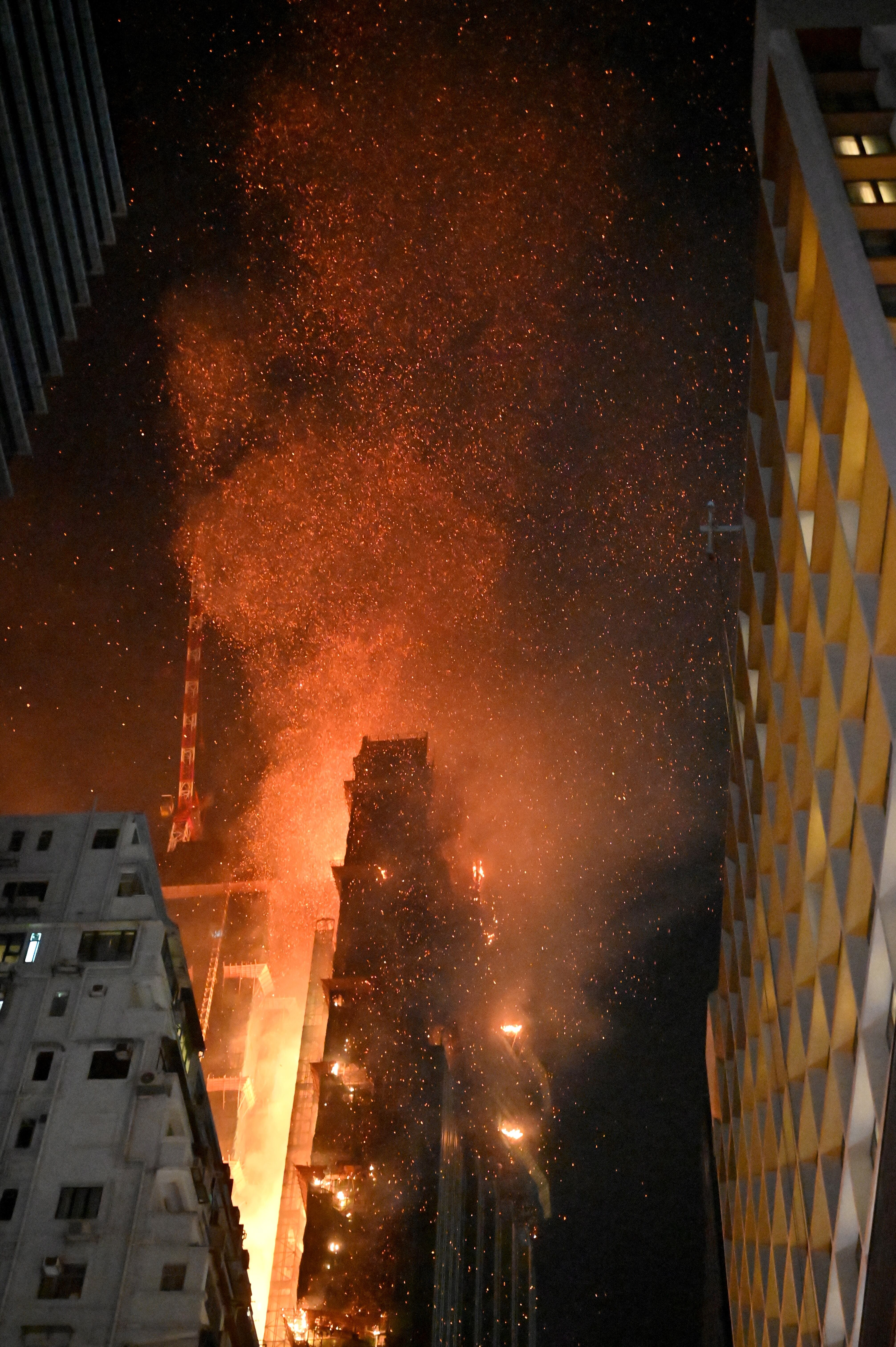 Incendio en rascacielos de Hong Kong.