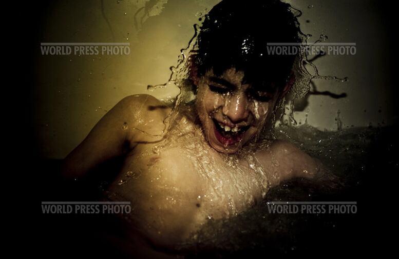 Adrian, niño autista de 13 años de edad.