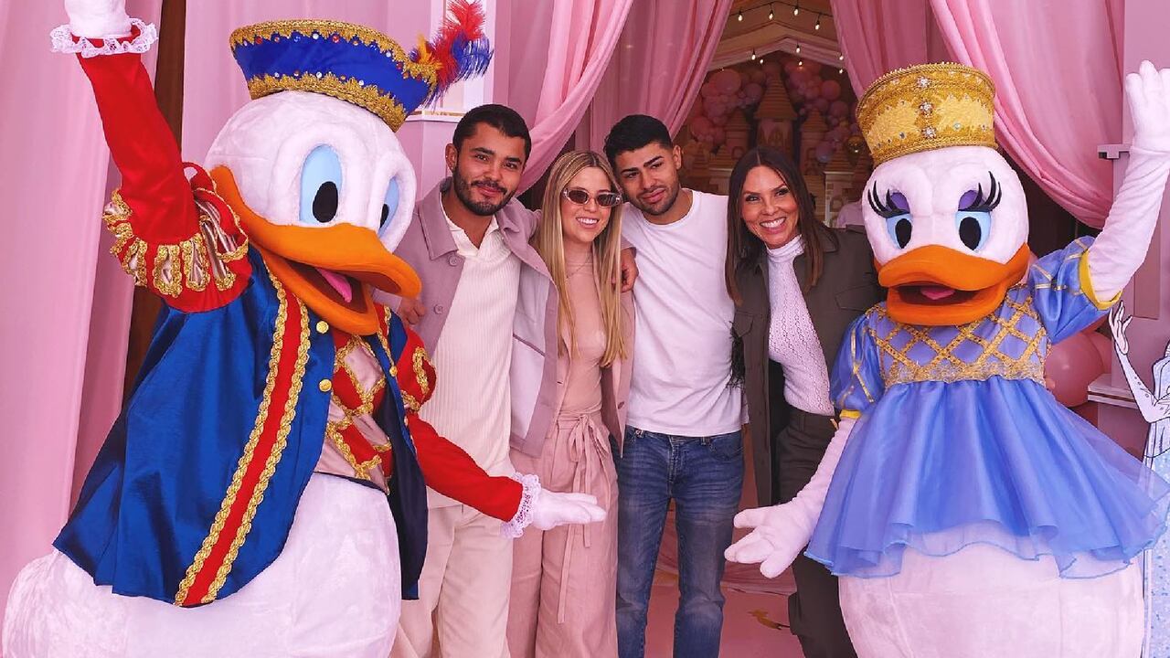 Paula Andrea Betancourt junto a sus hijos Mateo, Salomé y Simón.