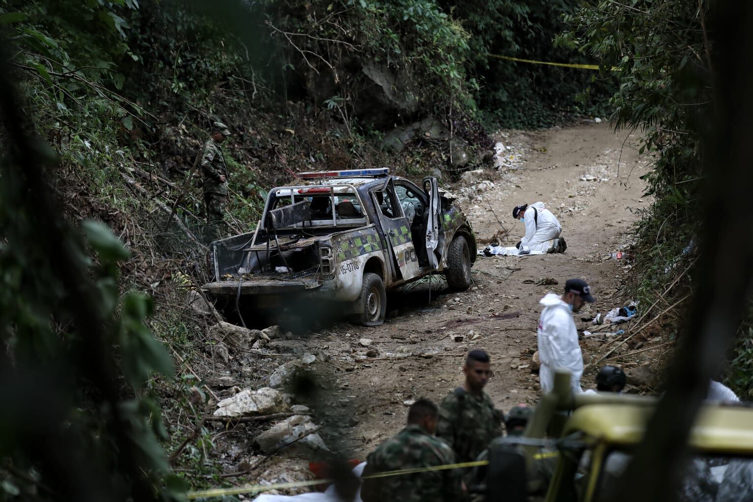 Levantamiento cuerpos y pruebas fiscalía atentado policías Huila