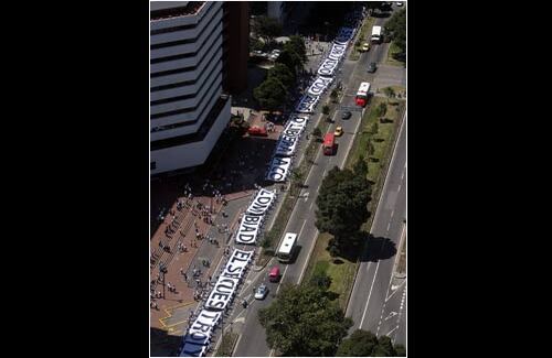 "Señor todopoderoso, liberad a Colombia del secuestro", se leyó en toda la carrera séptima de Bogotá. 