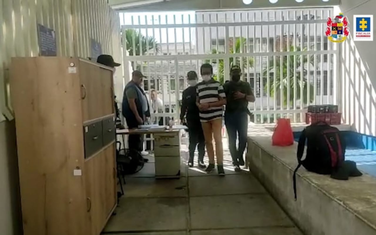 La Fiscalía indicó que el hombre tenía una academia de artes digitales en la que le enseñaba a niños.