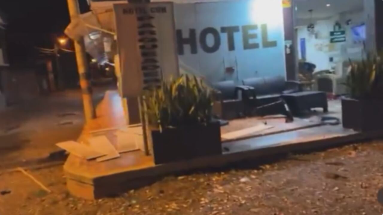 La Policía Metropolitana de Villavicencio reportó que los dos establecimientos en donde hubo las detonaciones fueron el hotel Atardecer Llanero ubicado hacia la vía que conduce a Villavicencio y una tienda de repuesto de motos sobre la avenida principal.