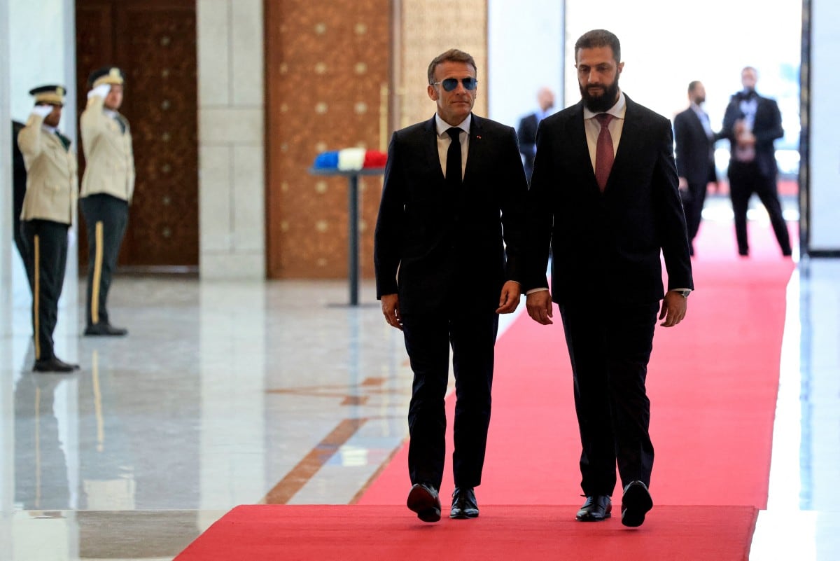 El presidente francés Emmanuel Macron (izquierda) y el presidente sirio Ahmed al-Sharaa llegan al Palacio del Pueblo en Damasco el 7 de julio de 2026, previo a su encuentro.