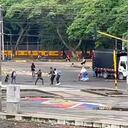 Un grupo de encapuchados tratan de derribar un semáforo en una de las entradas de Ciudad Jardín, en Cali.