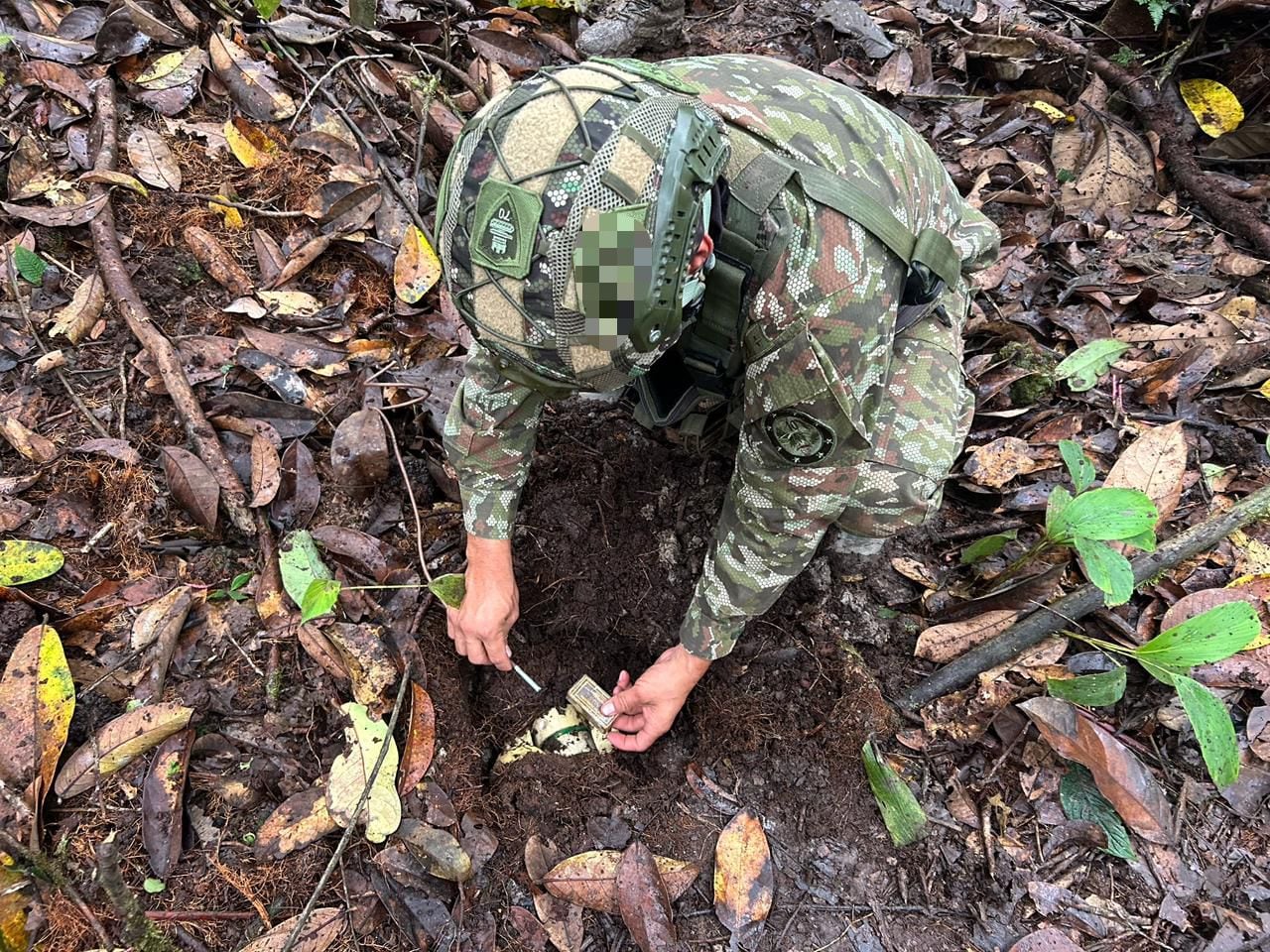 Según información oficial, los explosivos habrían sido instalados por el frente Carlos Patiño de las disidencias de las Farc, estructura que opera bajo el mando de Iván Mordisco.
