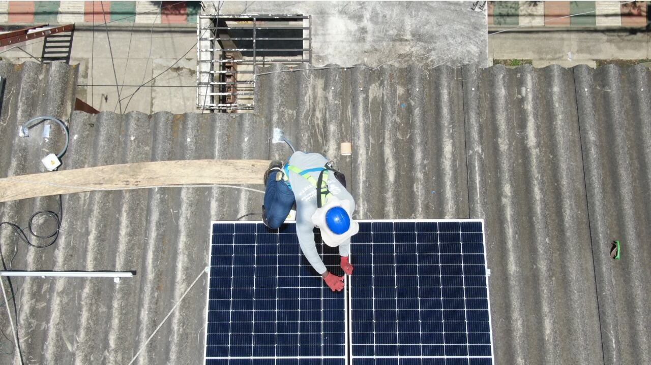 En Cali, las Empresas Públicas Municipales, Emcali, adelantan el programa de Hogares Energéticamente Sostenibles, el Parque Solar Mulaló, el más grande del suroccidente y también en la primera granja solar de generación distribuida en la Terminal Simón Bolívar del MÍO. Los sistemas solares fotovoltaicos son viables, dice la empresa. Foto: Cortesía Emcali / El País.