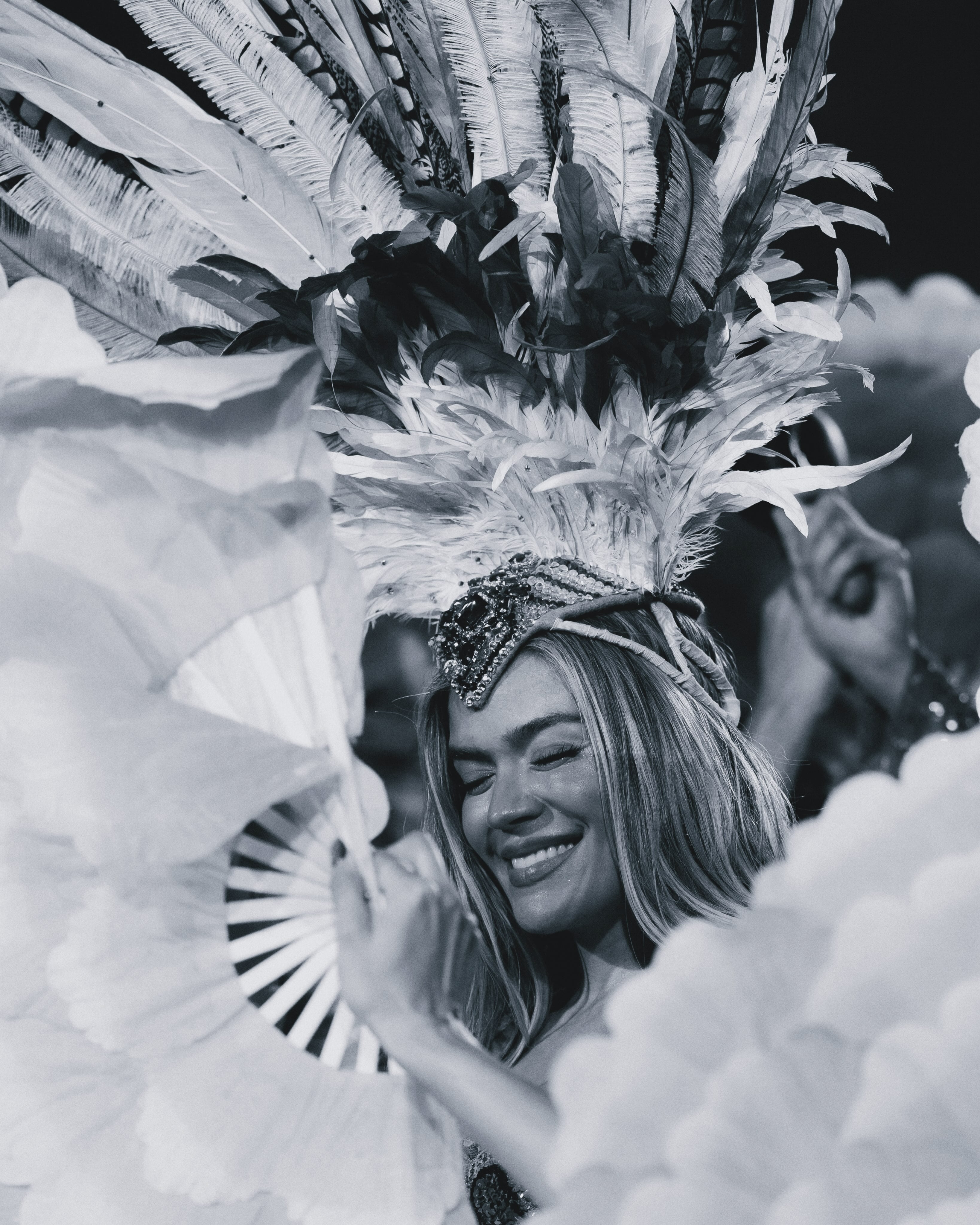 Karol G recorre estadios de América y Europa con su gira mundial Viajando por el Mundo Tropitour, que reúne sus grandes éxitos y las canciones de Tropicoqueta en un espectáculo de gran formato.