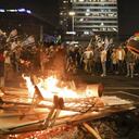 Los israelíes que se oponen al plan de reforma judicial del primer ministro Benjamin Netanyahu encendieron hogueras y bloquearon una carretera durante una protesta momentos después de que el líder israelí despidiera a su ministro de Defensa.