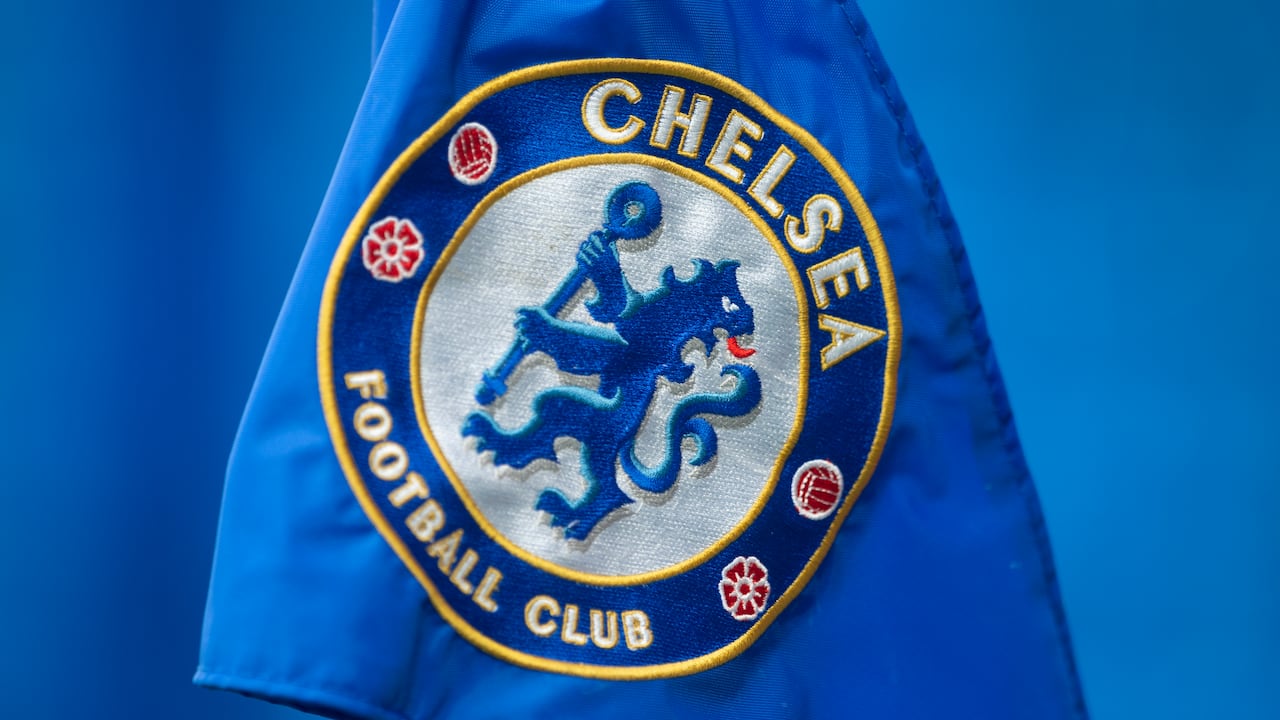Una vista detallada de la bandera de esquina se ve antes del partido de la Premier League entre Chelsea FC y Crystal Palace en Stamford Bridge. (Photo by Visionhaus/Getty Images)