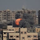 Explosión en una torre residencial causada por ataques israelíes en el norte de la Franja de Gaza el 12 de octubre de 2023 en la ciudad de Gaza, Gaza. (Foto de Ahmad Hasaballah/Getty Images)