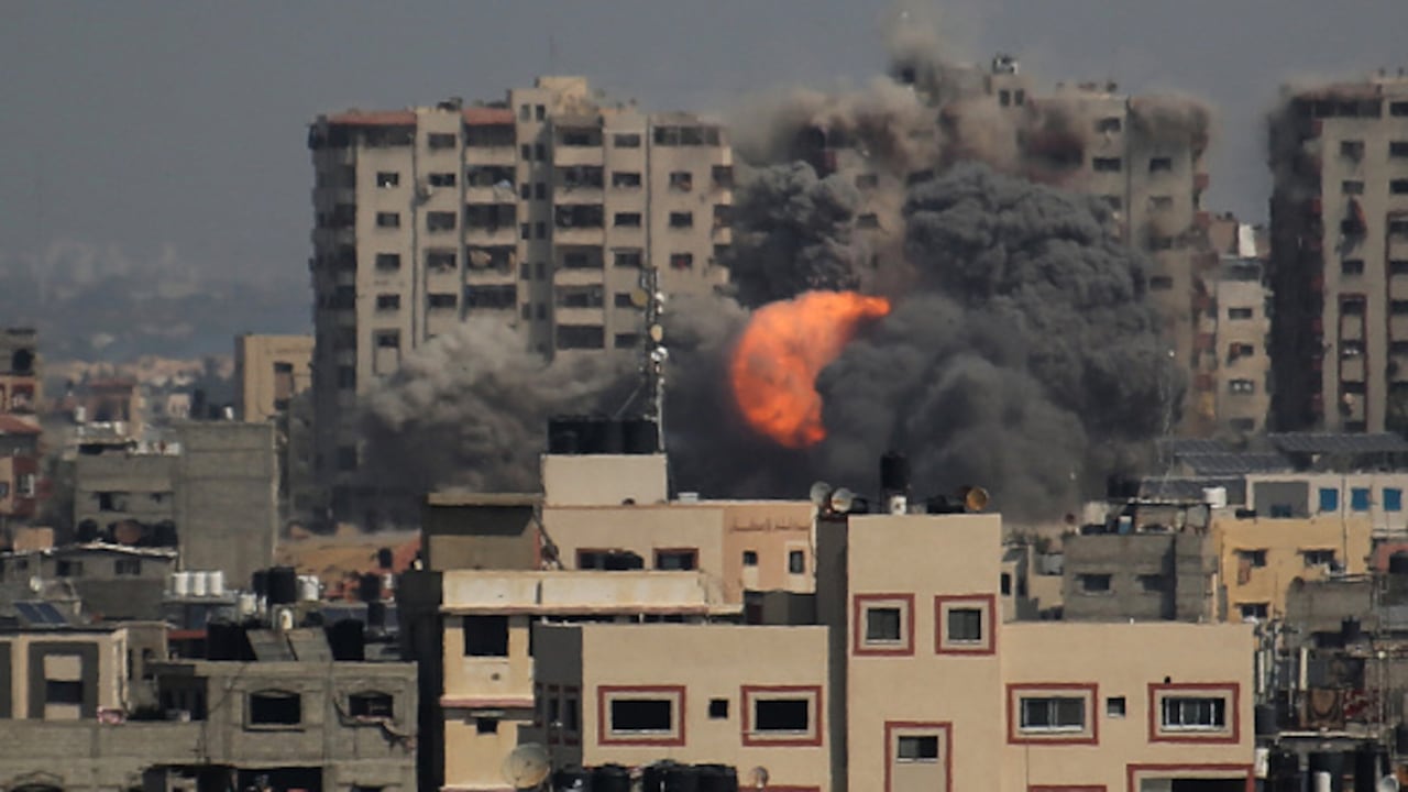 Explosión en una torre residencial causada por ataques israelíes en el norte de la Franja de Gaza el 12 de octubre de 2023 en la ciudad de Gaza, Gaza. (Foto de Ahmad Hasaballah/Getty Images)