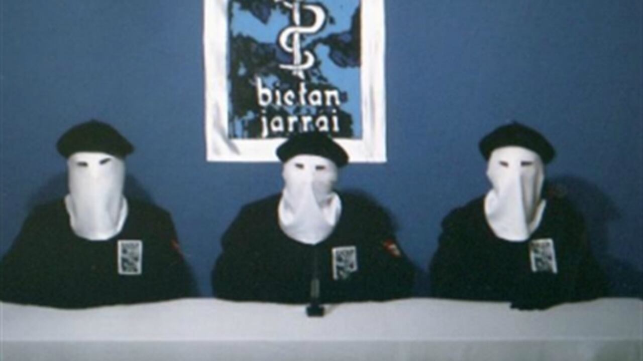 ETA anuncia "cese definitivo" de la actividad armada