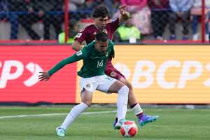 Bolivia's Robson Matheus controls the ball challenged by Venezuela's Jon Aramburu during a qualifying soccer match for the FIFA World Cup 2026 at the Municipal de Villa Ingenio stadium in El Alto, Bolivia, Thursday, Sept. 5, 2024. (AP Photo/Juan Karita)