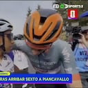 Egan recibe un abrazo de un compañero de equipo.