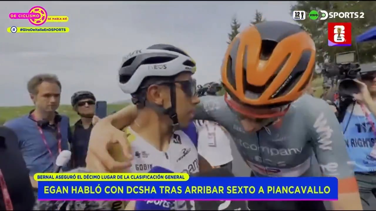 Egan recibe un abrazo de un compañero de equipo.