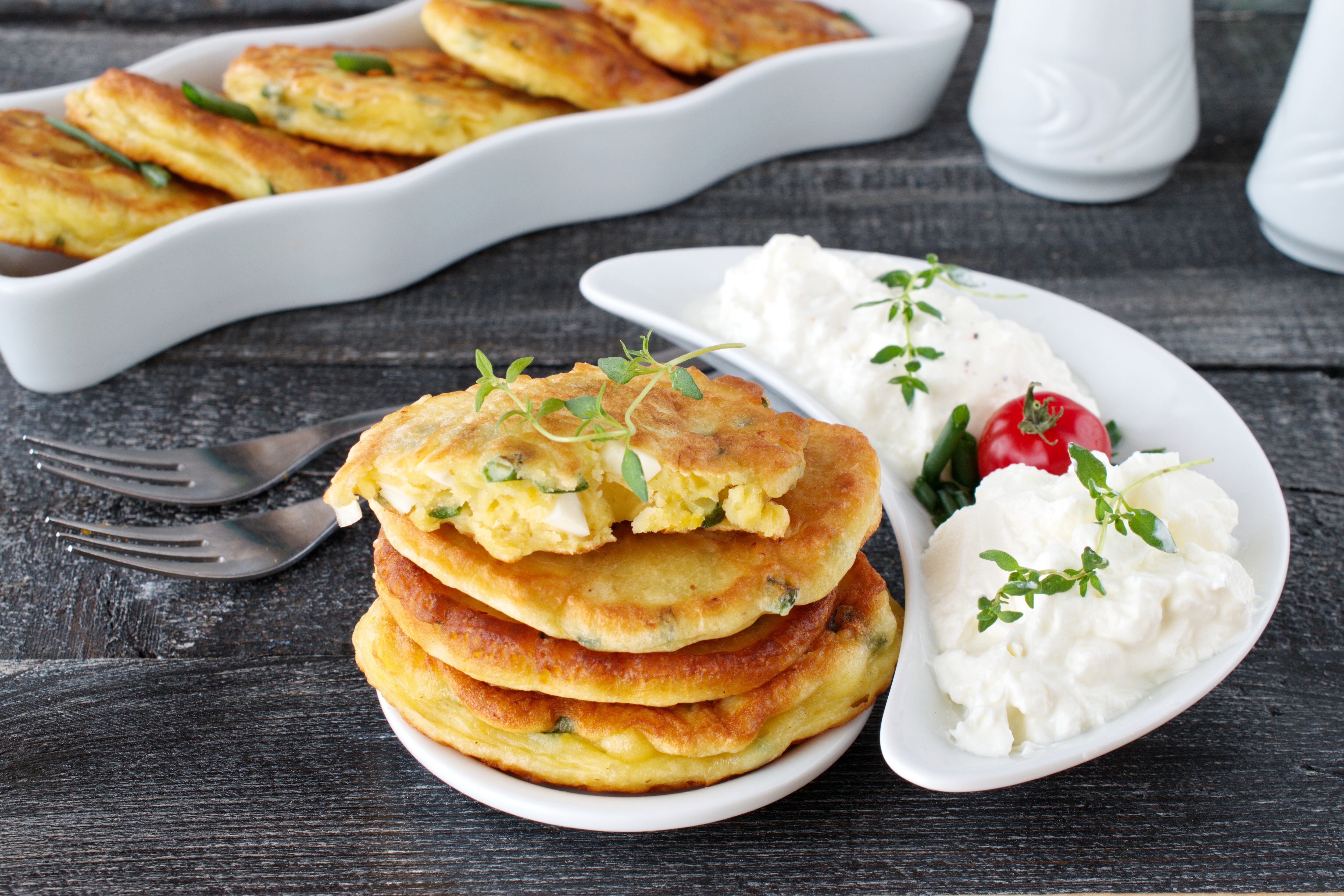 El queso costeño se puede acompañar de  salchichas, tamales, arepas o chips de plátano.