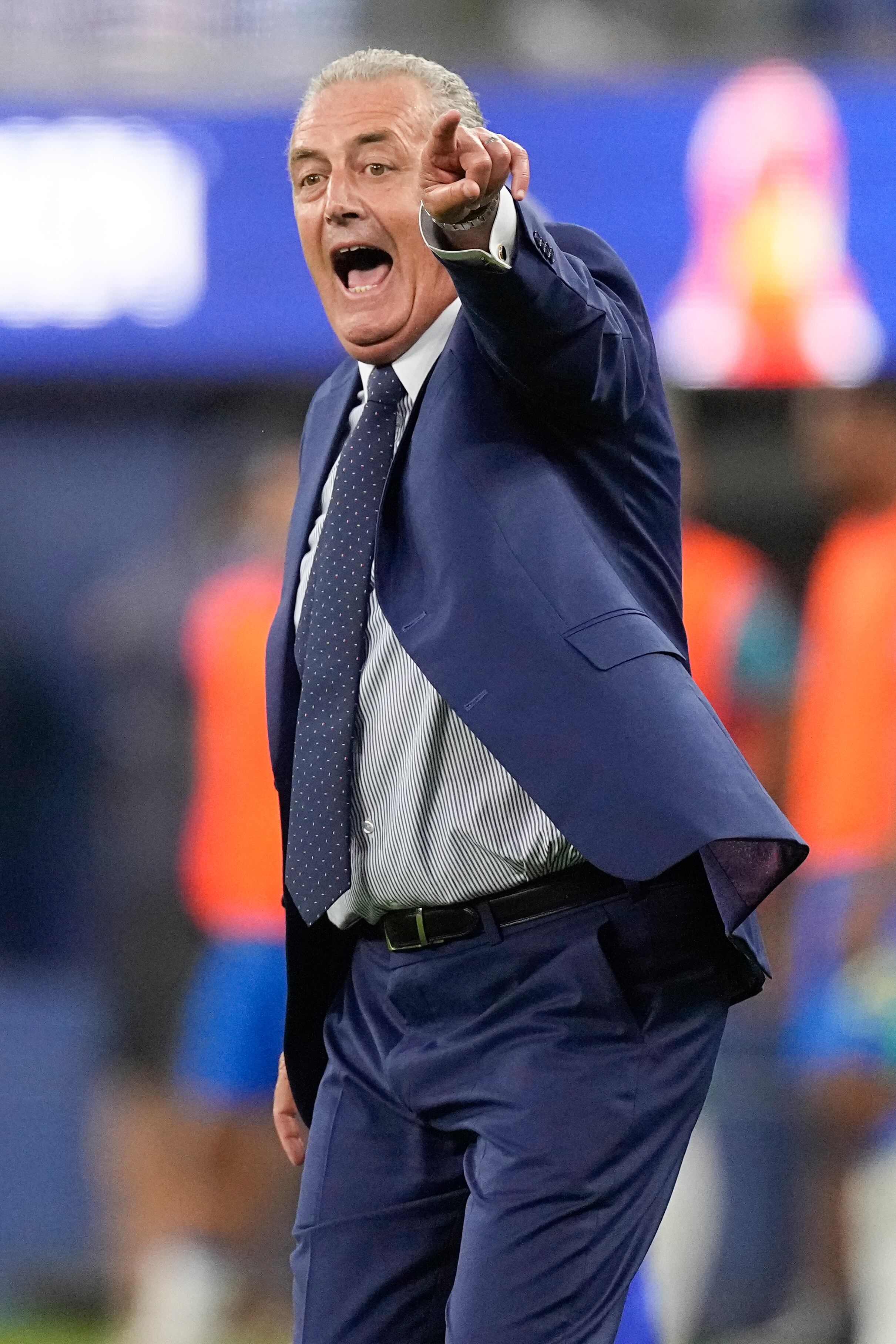 Costa Rica coach Gustavo Alfaro yells instructions from the sideline during a Copa America Group D soccer match against Brazil, Monday, June 24, 2024, in Inglewood, Calif. (AP Photo/Mark J. Terrill)