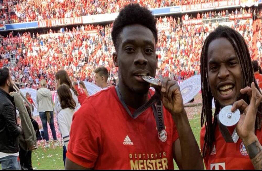 Alphonso Davies, quien migró a Canadá por cuenta de la guerra civil que azotaba a Liberia -lugar donde vivía junto a sus padres- es ahora la figura indiscutible del Bayern Múnich en esta temporada. Con 19 años, el ghanés ocupa la novena posición del ranking con un valor de 133,5 millones de euros. Foto: Alphonso Davies / Twitter.