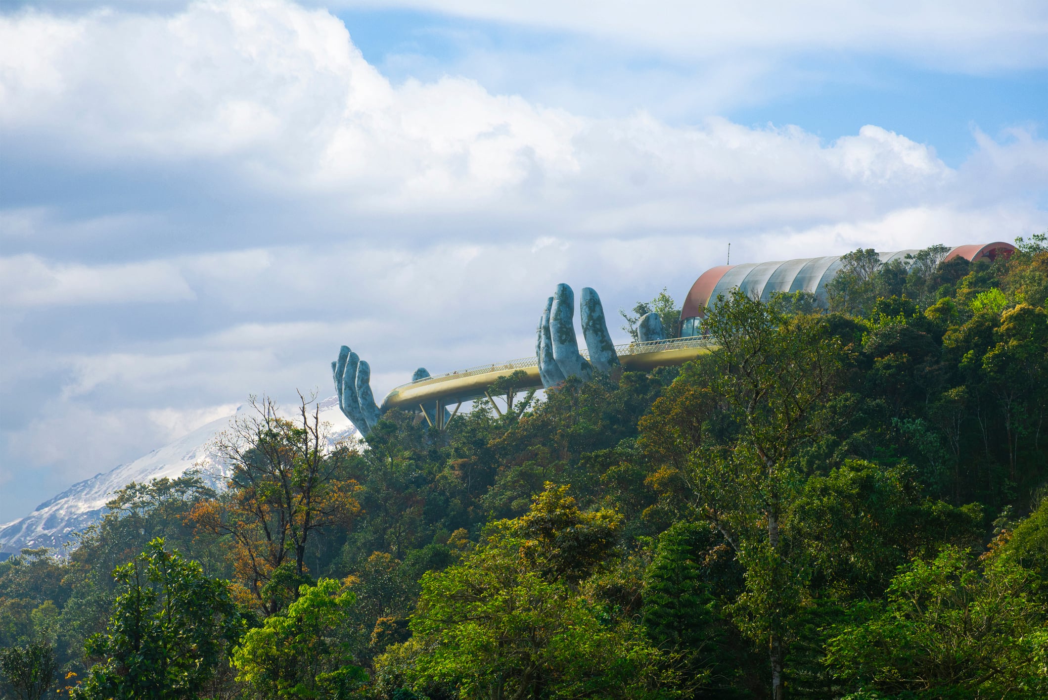 El Puente Dorado en el parque Sun World Ba Na Hills.