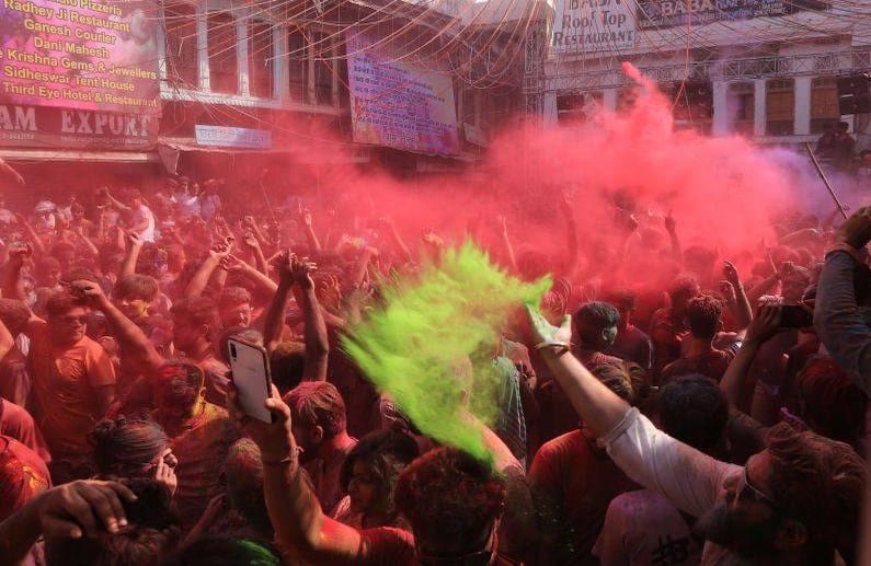 Los devotos hindúes cubiertos de polvo coloreado celebran la llegada de la primavera en Pushkar, en el estado indio de Rajasthan. FOTO: Himanshu SHARMA / AFP.