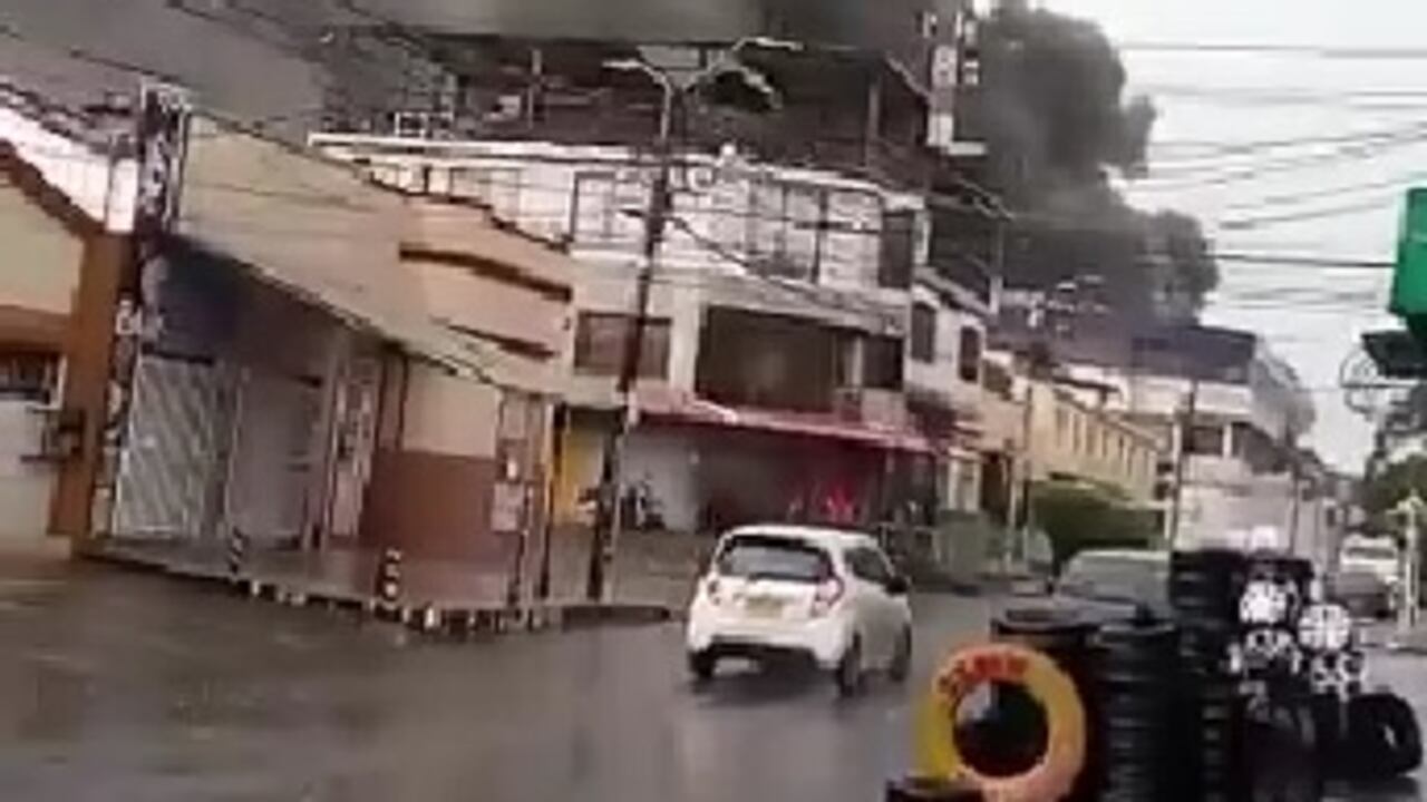 El incendio se registra en el barrio Guayaquil, zona centro de Cali.