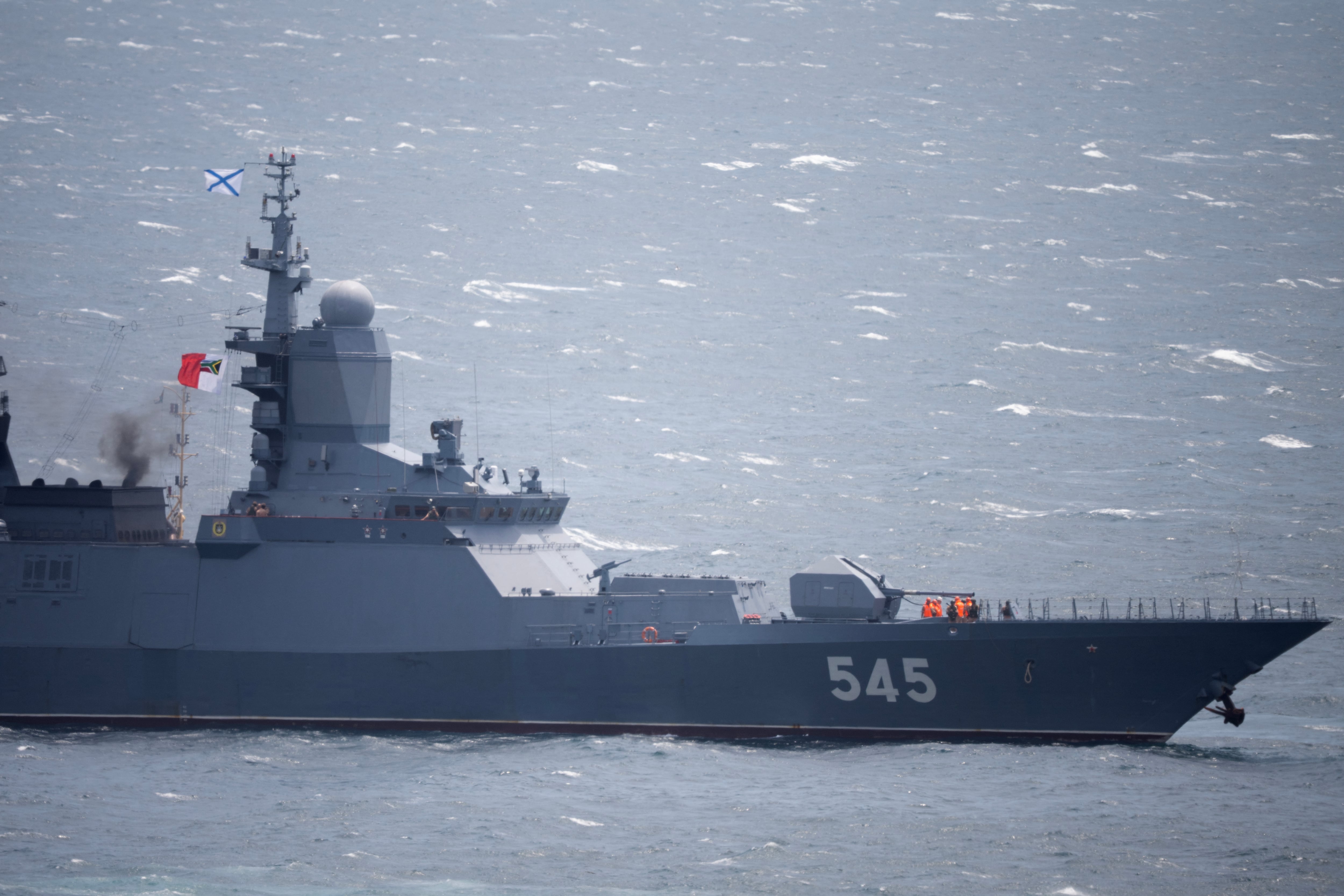 La corbeta rusa Stoikiy es remolcada al puerto de Simon’s Town, cerca de Ciudad del Cabo, el 9 de enero de 2026.