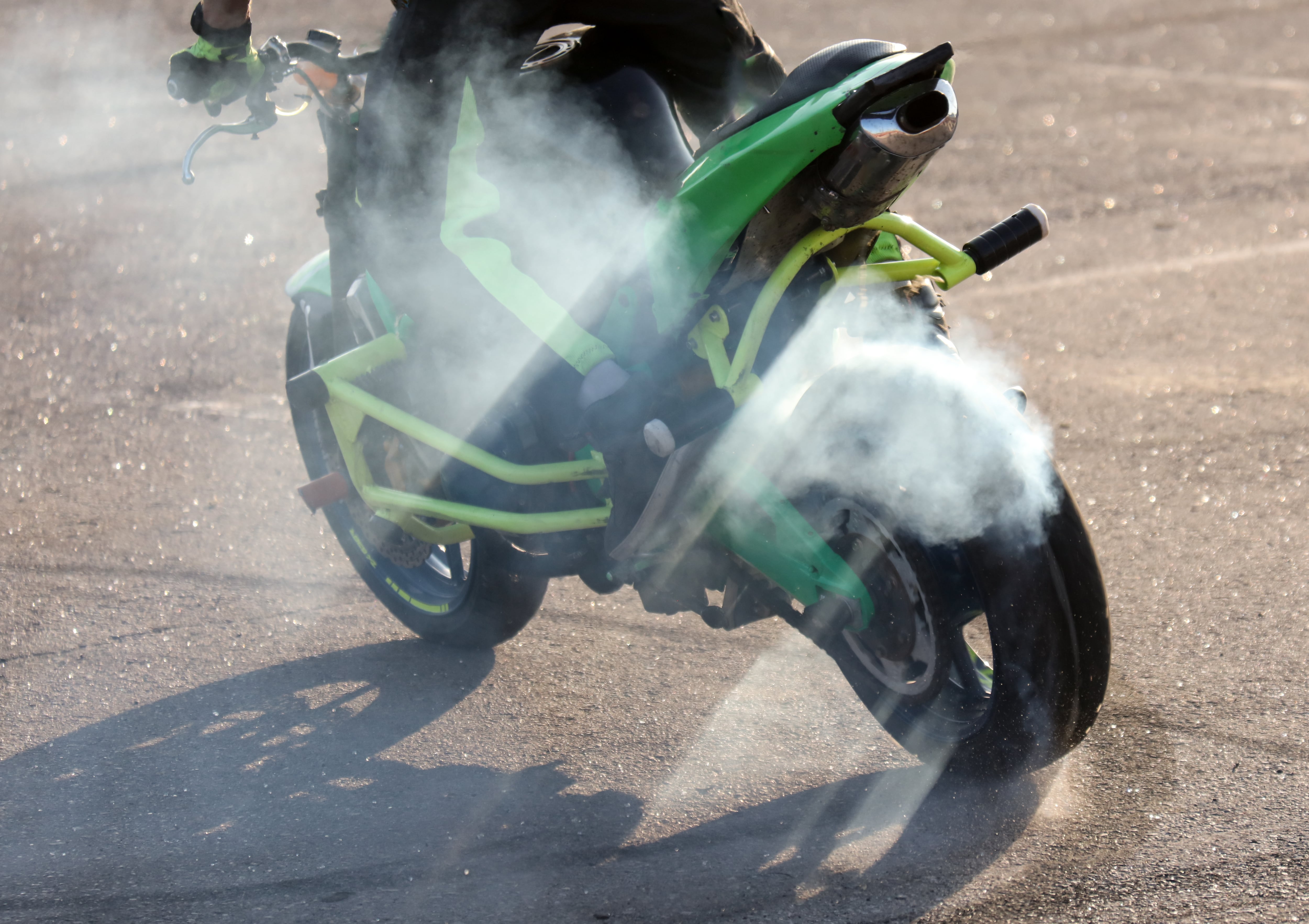 Humo blanco, azul, gris o negro: cada tonalidad puede indicar un problema diferente en la motocicleta.