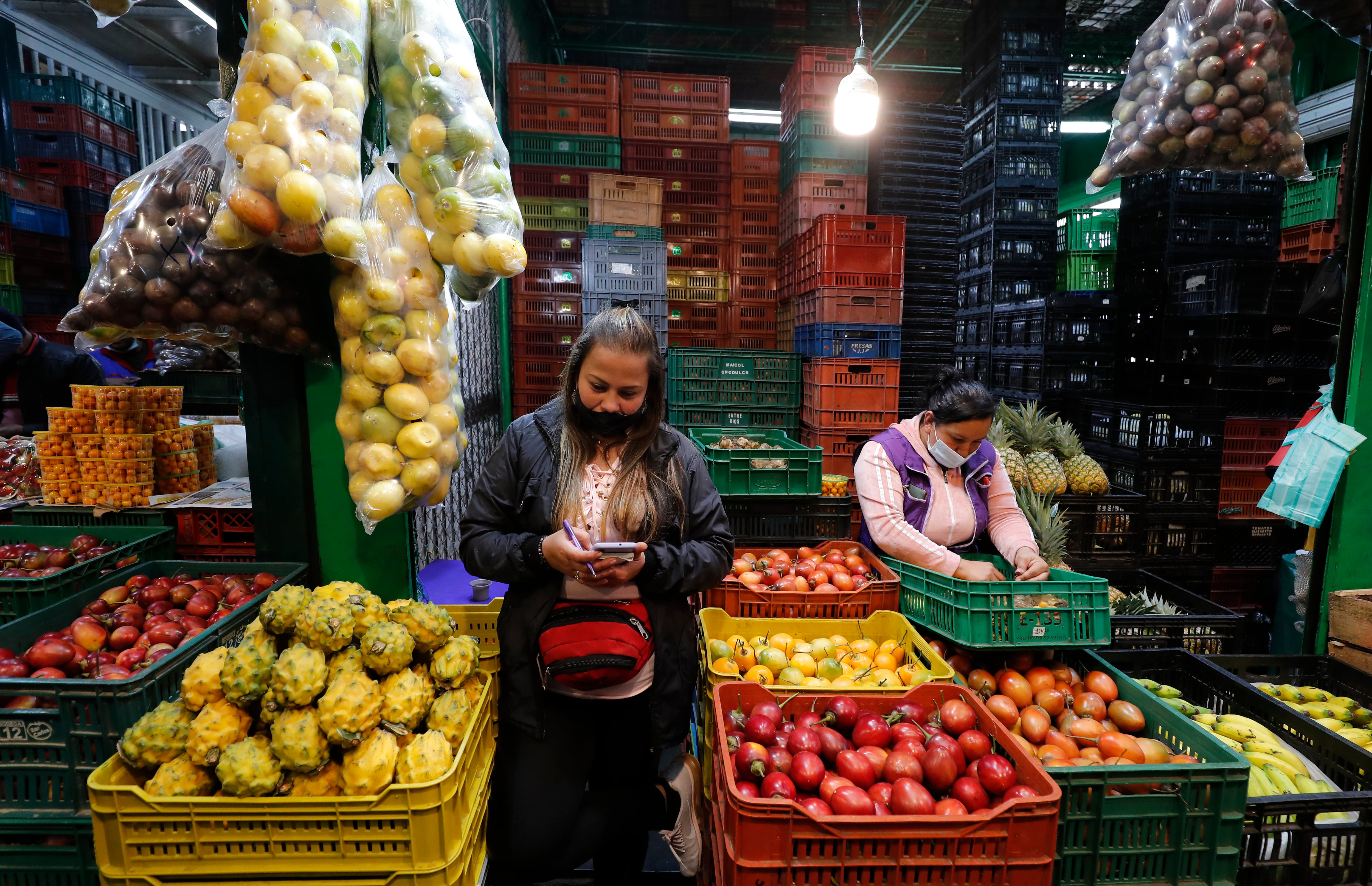 Central de Abastos de Bogotá CORABASTOS 
venta de frutas
venta de alimentos
canasta familiar
precios altos
inflación
costo de vida
Bogotá febrero 9 del 2022
Foto Guillermo Torres Reina / Semana