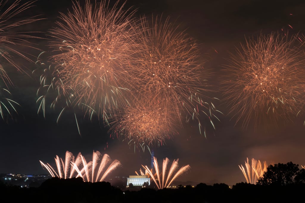 Fuegos artificiales estallan sobre el Monumento a Lincoln durante el Homenaje a Estados Unidos, un evento del Día de la Independencia que conmemora el 250 aniversario de la nación, en la madrugada del domingo 5 de julio de 2026, en el National Mall en Washington y visto desde Arlington, Virginia. (Foto AP/Jose Luis Magana)