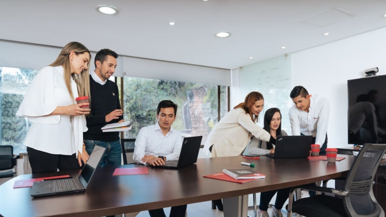 La actualización constante de las habilidades y conocimientos de los empleados, ayuda a mejorar la productividad en las empresas.