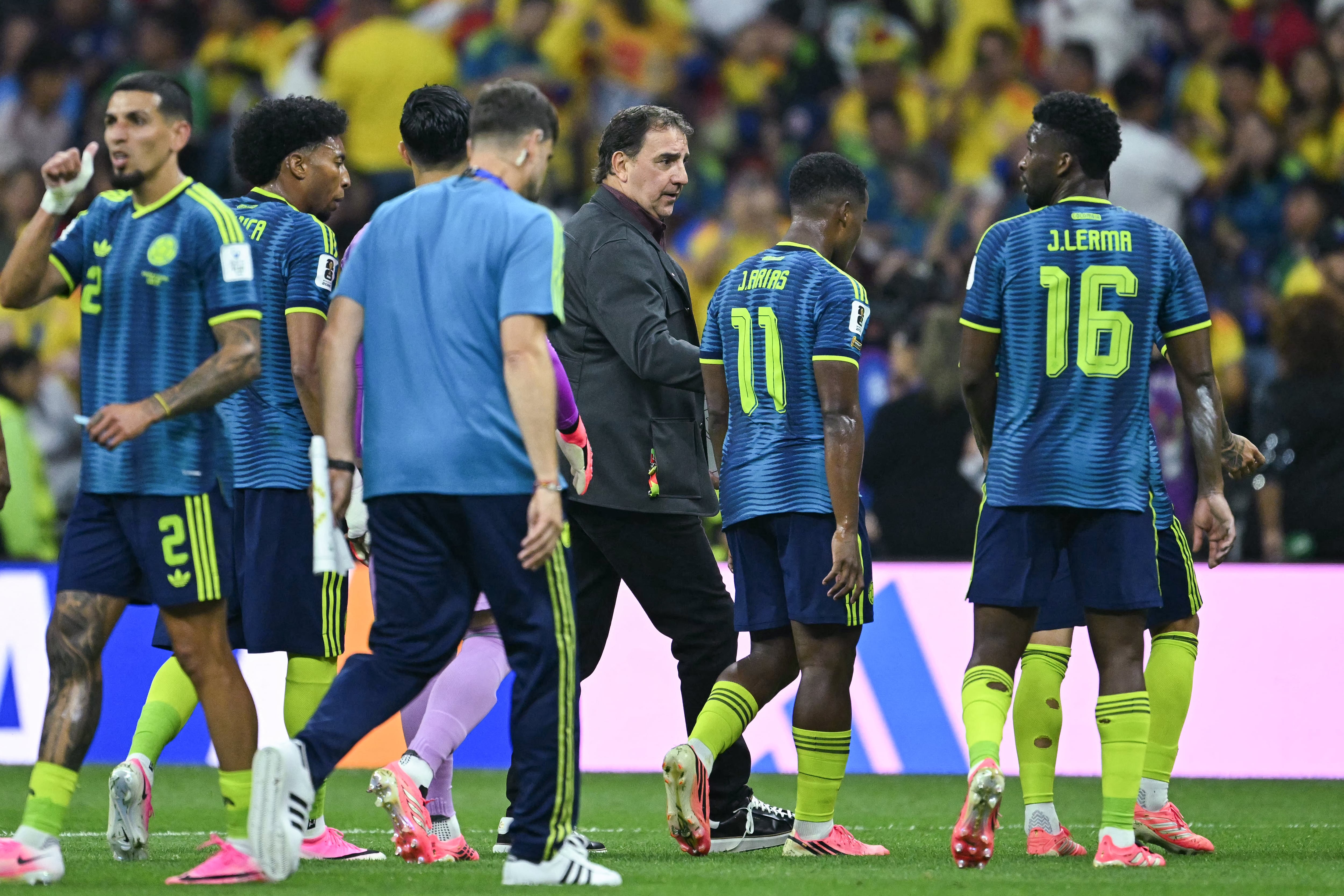 Colombia's Argentine head coach Nestor Lorenzo speaks to his players during the 2026 World Cup Group K football match between Uzbekistan and Colombia at the Mexico City Stadium in Mexico City on June 17, 2026. (Photo by Yuri CORTEZ / AFP)