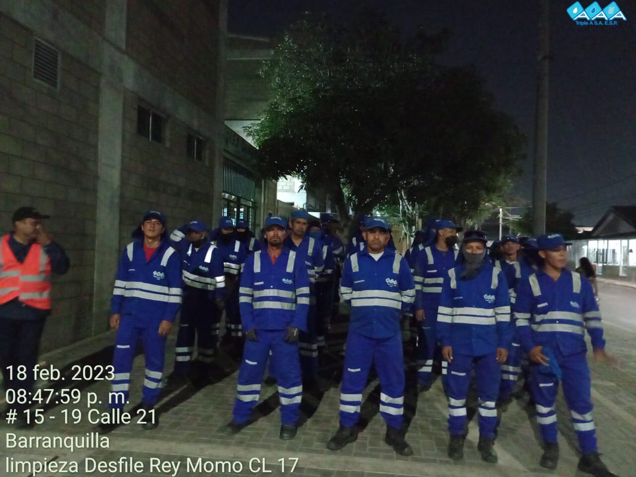 El grupo de Los Escobitas trabajan día y noche para mantener limpia la ciudad