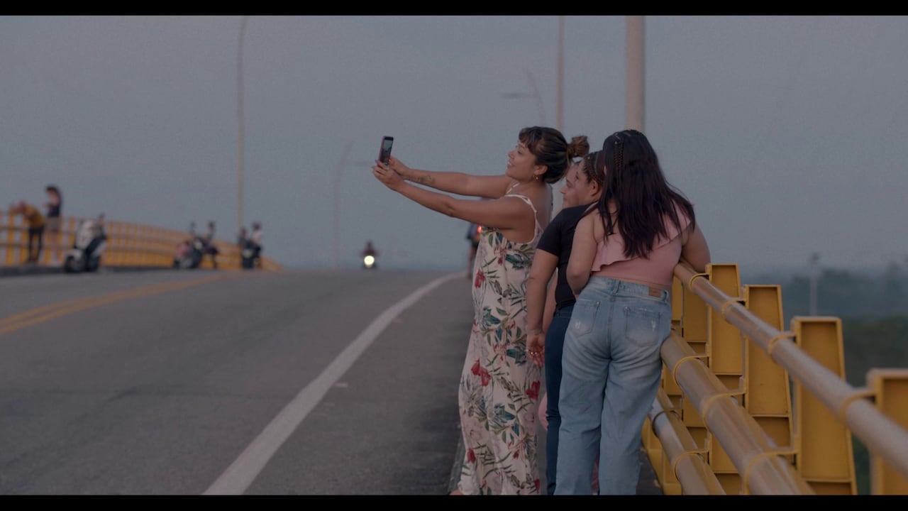 En ‘La hija del volcán’ Jenifer de la Rosa Martín, la directora y protagonista del documental busca recomponer la historia de sus orígenes luego de la tragedia que conmovió al mundo en 1985.
