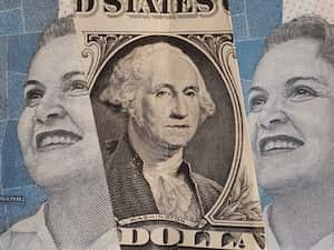 Dólar sigue con fuerte volatilidad en el país, pero se mantiene en la línea de los 4.100 pesos. Getty