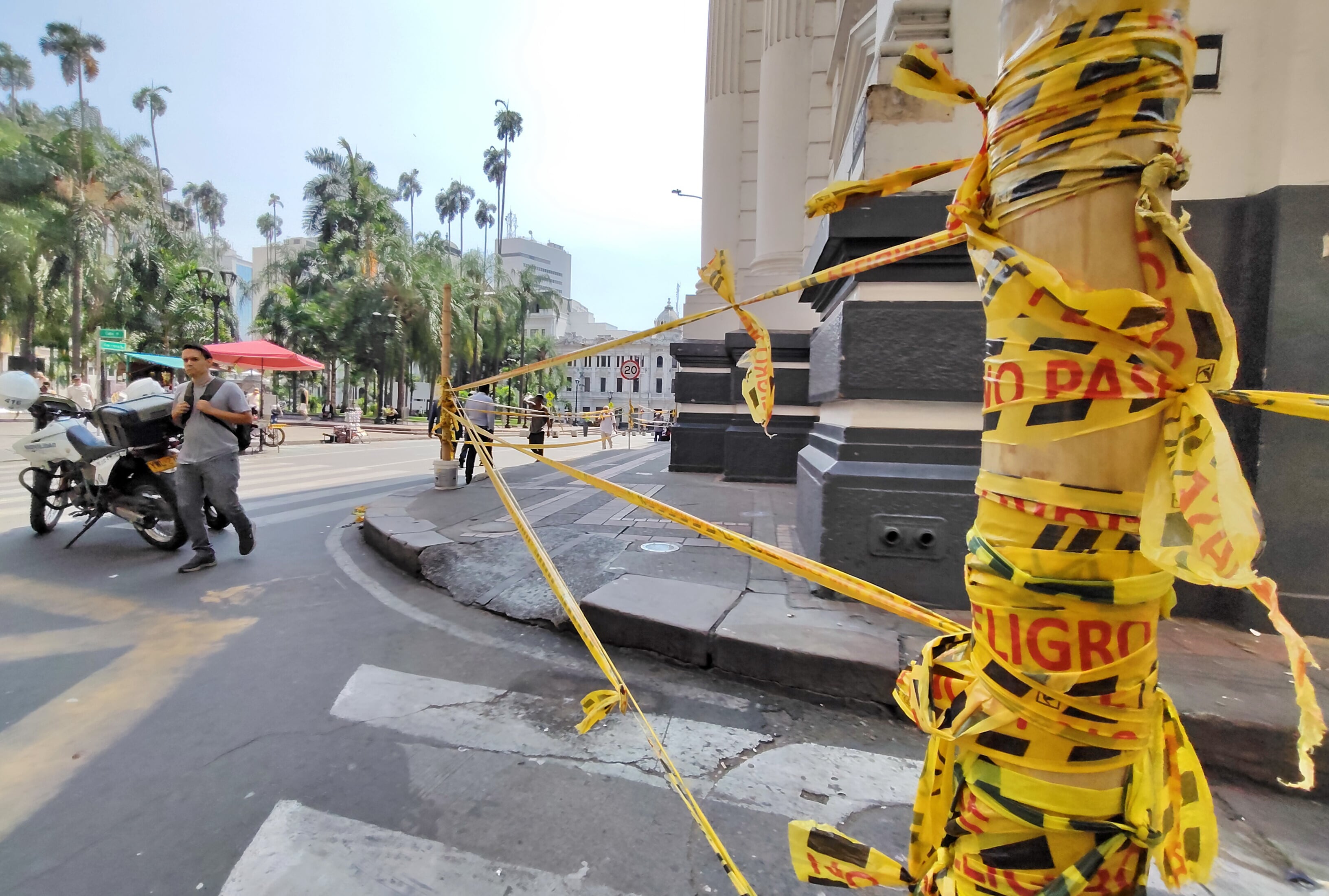 La crisis económica e infraestructural que golpea al centro histórico de Cali tras el devastador terremoto de magnitud 7.4 del pasado 10 de agosto ha encendido las alarmas entre comerciantes y autoridades. La icónica Catedral de San Pedro Apóstol, que sufrió graves fallas estructurales, comprometiendo principalmente su cúpula y cubiertas, hizo que la Alcaldía de Cali y la Secretaría de Movilidad establecieran cierres preventivos y restricciones viales estrictas en los alrededores, ante el inminente riesgo, lo que ha afectado gravemente al comercio, que pide a la alcaldía no dejarlos solos.