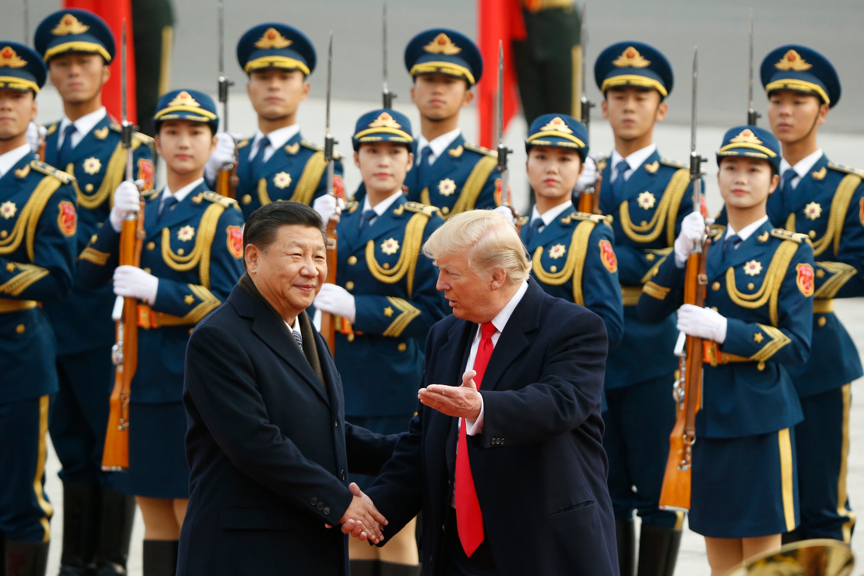 BEIJING, CHINA - 9 DE NOVIEMBRE: El presidente estadounidense Donald Trump participa en una ceremonia de bienvenida con el presidente de China, Xi Jinping, el 9 de noviembre de 2017 en Beijing, China.