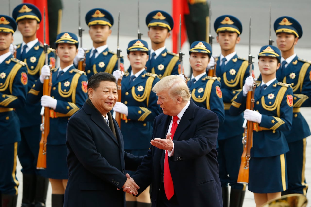 BEIJING, CHINA - 9 DE NOVIEMBRE: El presidente estadounidense Donald Trump participa en una ceremonia de bienvenida con el presidente de China, Xi Jinping, el 9 de noviembre de 2017 en Beijing, China.