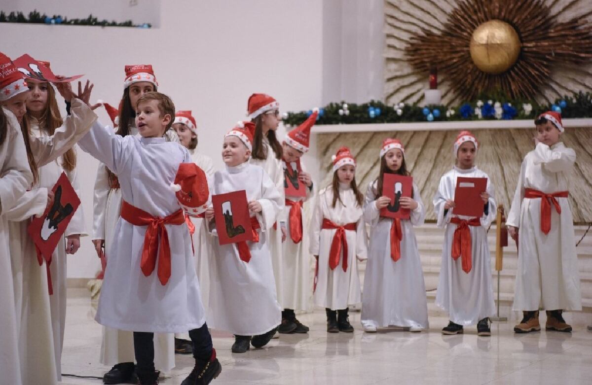 Un grupo de niños conversan en la Catedral de la Madre Teresa, en Kosovo, durante la misa de Navidad de medianoche.
