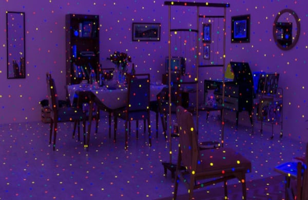 Kusama nación en 1929 en la ciudad de Matsumoto. Empezó a crear muy joven, en la década de los 40. “El estado catastrófico de Japón después de la guerra es evidente en las imágenes apocalípticas de las primeras pinturas de Kusama, pero también su uso improvisado de los marteriales. Como no podía conseguir pinturas al óleo, experimentó con pinturas comunes de uso doméstico mezcladas con arena y utilizó costales de semillas del negocio de sus padres como lienzos”. 