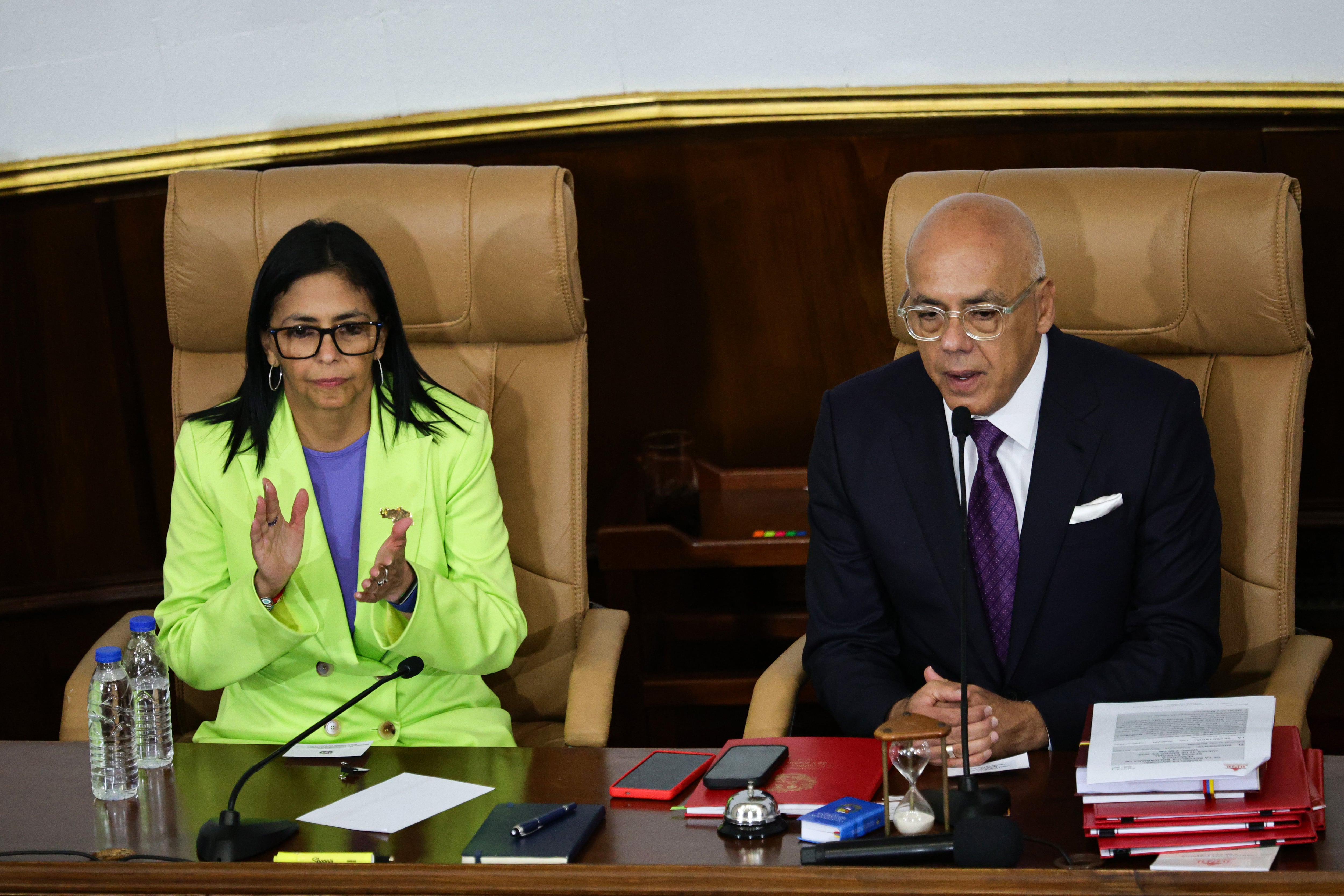 La presidenta interina de Venezuela, Delcy Rodríguez, y el presidente de la Asamblea Nacional, Jorge Rodríguez, durante la presentación del informe de gobierno del primer año en el Palacio Federal Legislativo el 15 de enero de 2026 en Caracas, Venezuela.