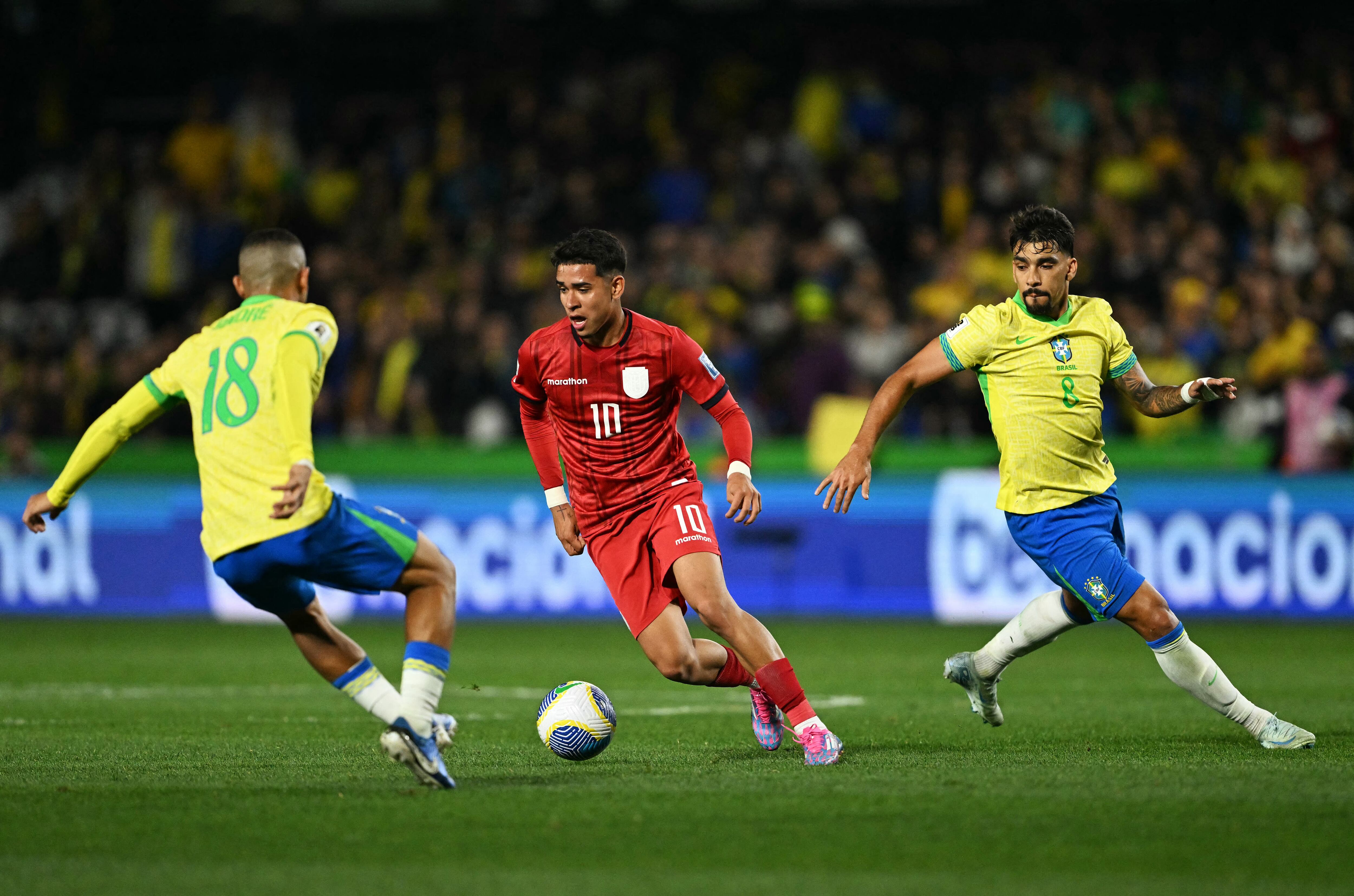 El centrocampista de Ecuador Kendry Páez (C), el centrocampista de Brasil André (L) y el centrocampista Lucas Paquetá luchan por el balón durante el partido de fútbol de las eliminatorias sudamericanas de la Copa Mundial de la FIFA 2026 entre Brasil y Ecuador