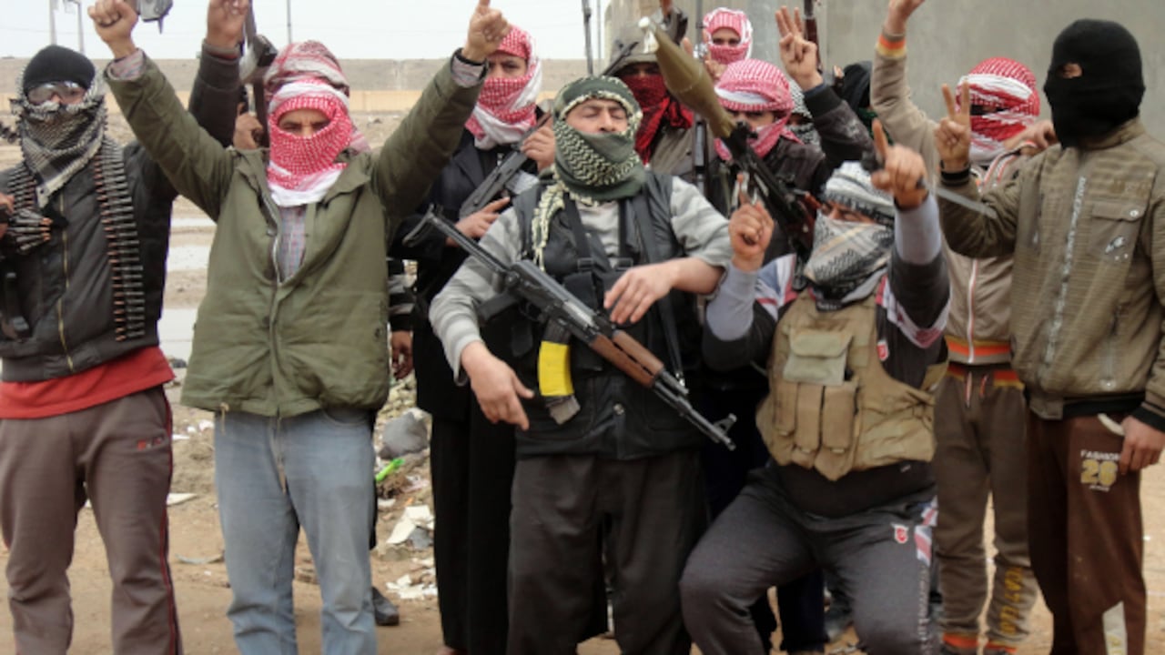 Los combates armados entre el Ejército iraquí y las fuerzas de Al Qaeda han convertido a las ciudades de Faluya y Ramadi en campos de batalla. Actualmente Al Qaeda controla más territorio que en cualquier otro momento de su historia.