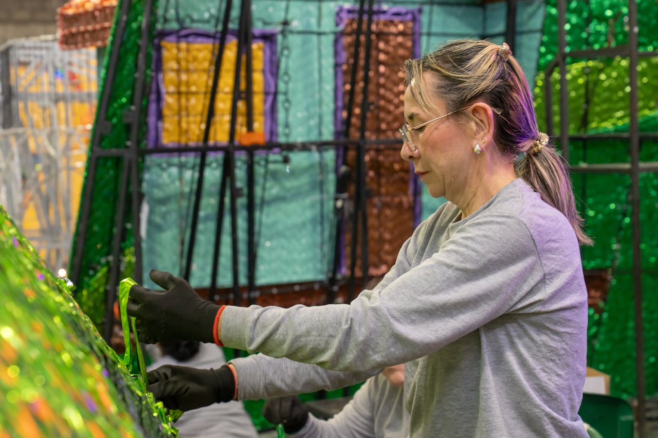 Los alumbrados de Medellín de 2025, que fueron tejidos a mano por 150 artesanas, madres cabeza de familia
