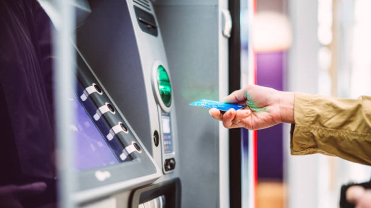 Los migrantes buscan acceder a cuentas bancarias para tener la posibilidad de retirar dinero con más facilidad.