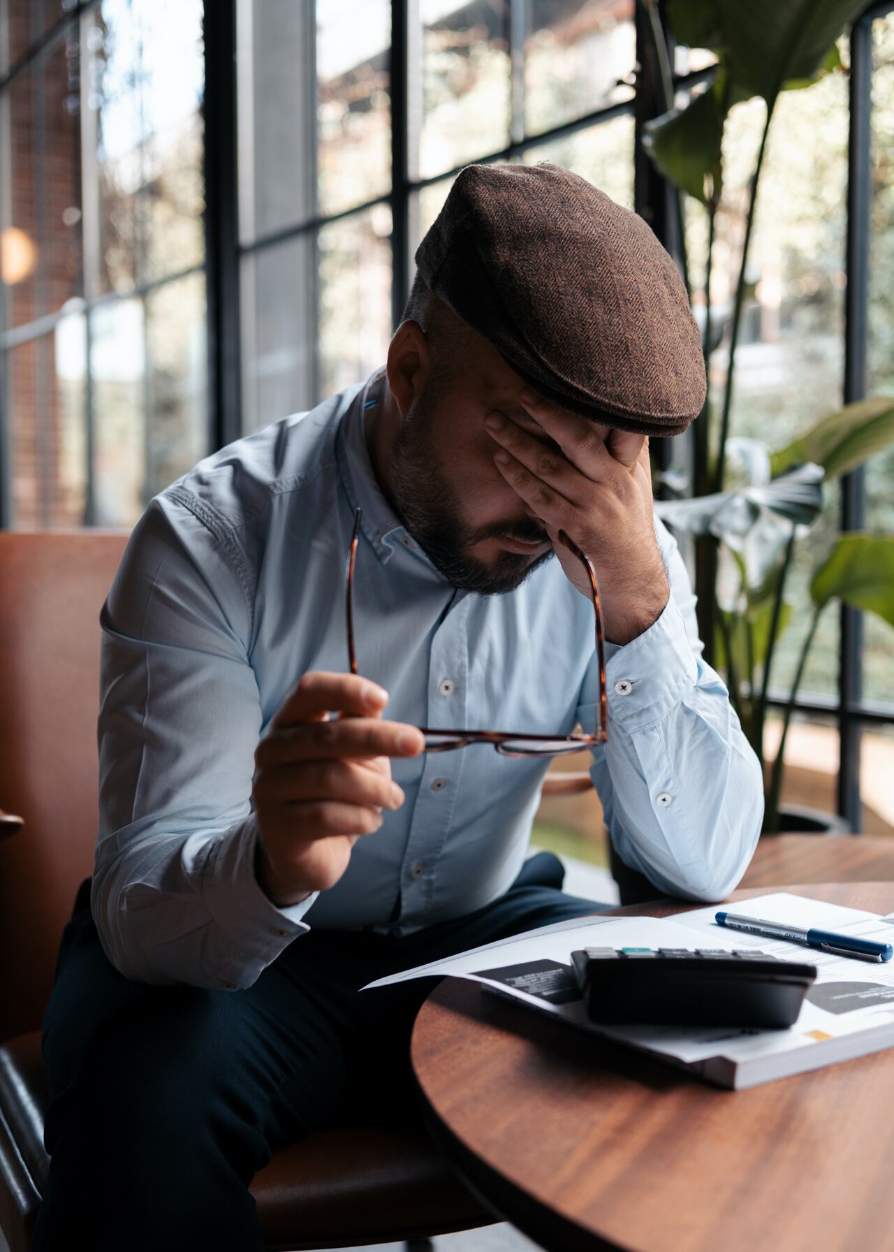 El tratamiento para controlar el estrés laboral suele requerir un manejo interdisciplinario que busca guiar al paciente en un trabajo personal para manejar la ansiedad a través de pensamientos positivos y terapias de respiración, que pueda identificar qué puede y qué no puede controlar y qué cambios debe hacer antes de cambiarse a sí mismo.