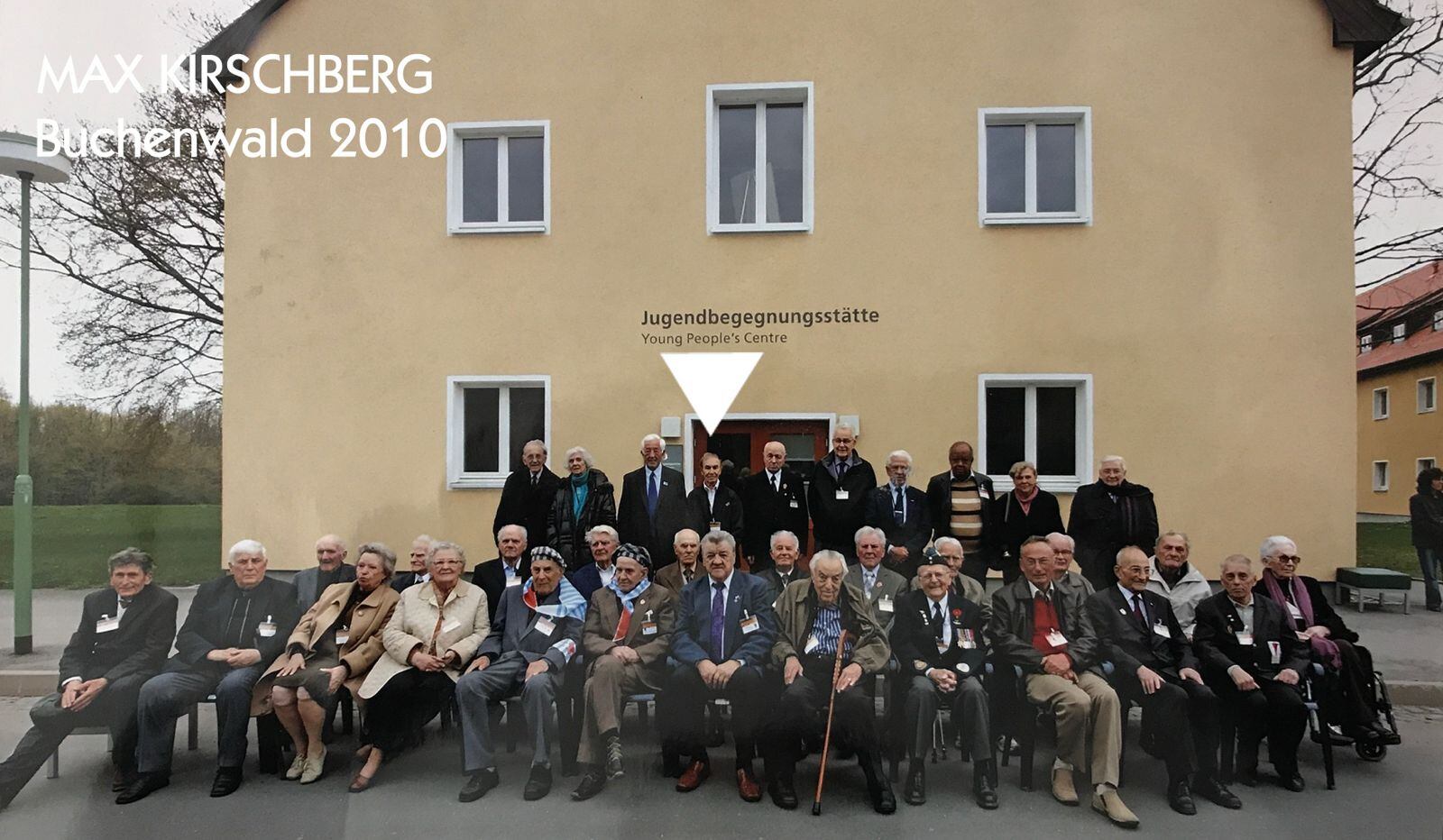 Max Kirschberg en el campo de concentración de Buchenwald (Alemania), en el año 2010, junto a otro grupo de sobrevivientes del Holocausto