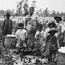 EL SUBTÍTULO ORIGINAL LEE: ¿Familia de esclavos recogiendo algodón en los campos cerca de Savannah, 186-? Stereograph, Havens, Savannah.