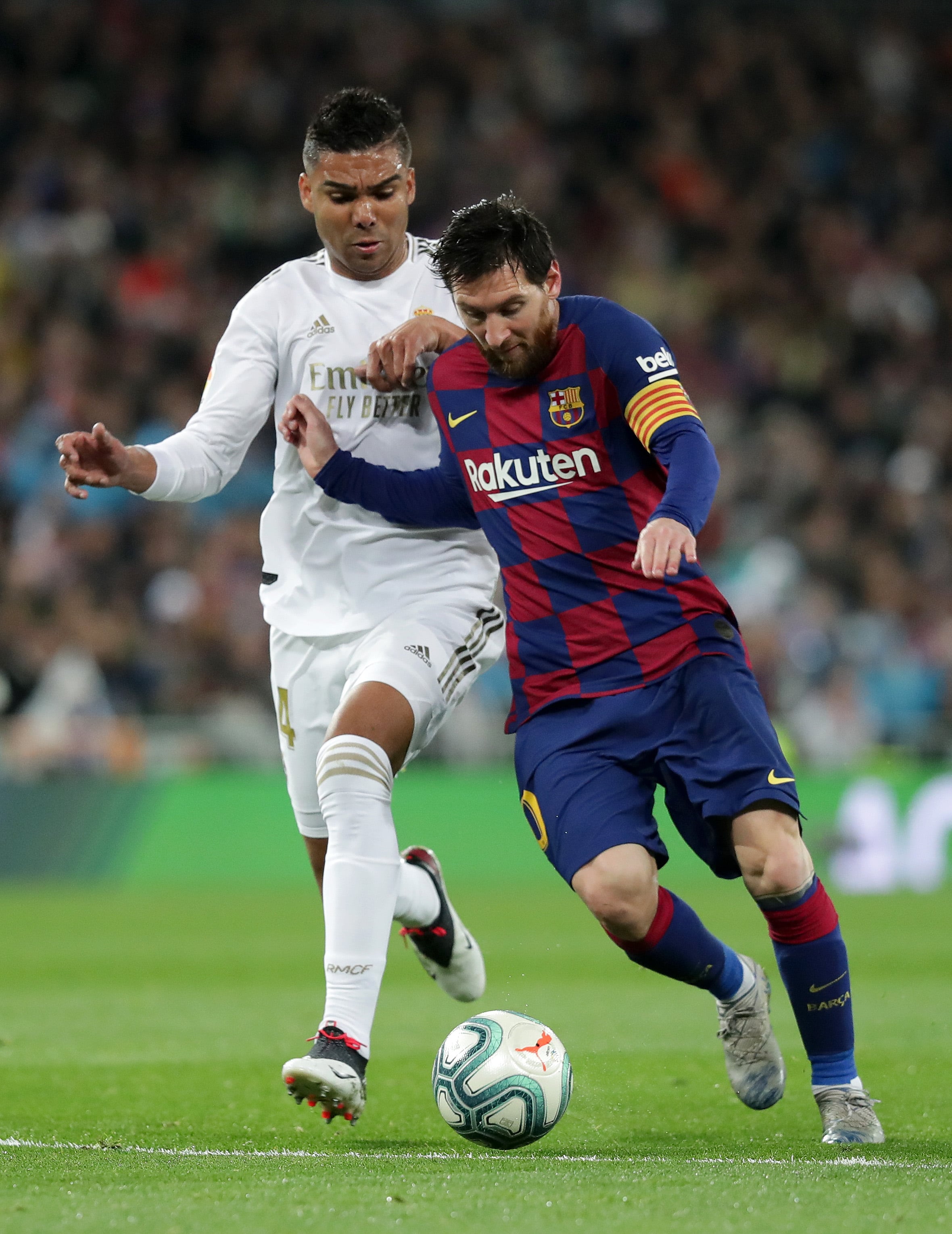 Casemiro vs. Leo Messi en medio de un Real Madrid contra Barcelona